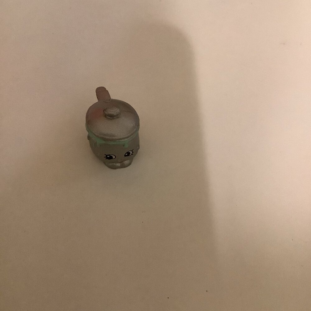 Shopkins Season 2 #029 Saucy Pan Silver, Preloved